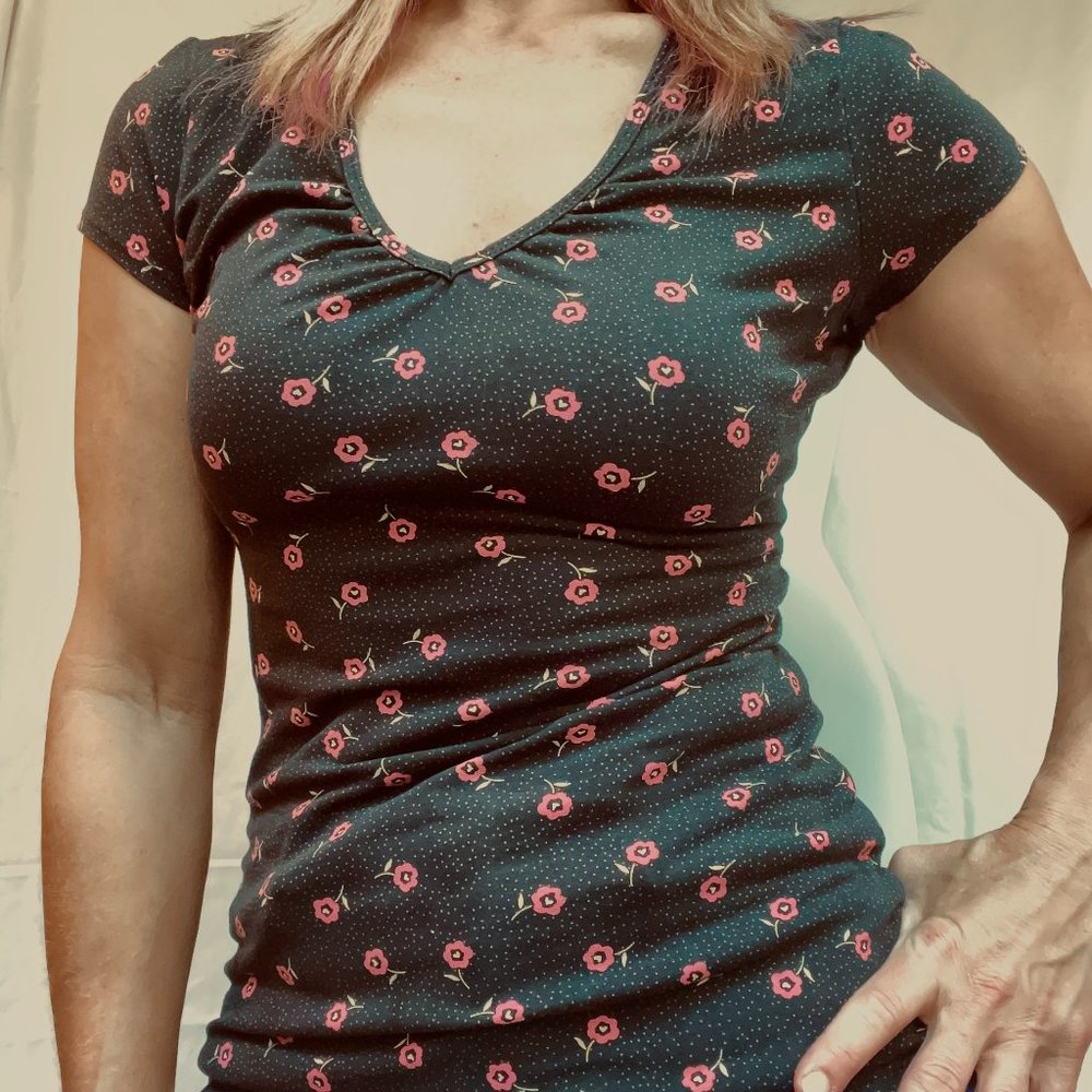 Express Sz M form-fitting tee shirt black with pink flowers and dots pattern